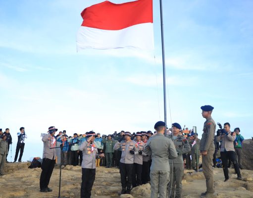 Polda Jabar Kibarkan Bendera Merah Putih di Puncak Gunung Ciremai Jelang HUT RI ke-80