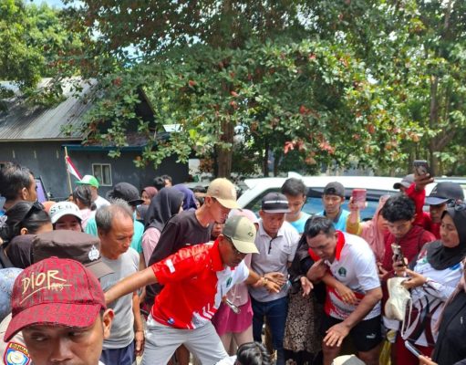 Selamatkan Bocah Tenggelam di Laut Aksi Heroik Bahu Membahu Polisi, Bhayangkari, dan Warga