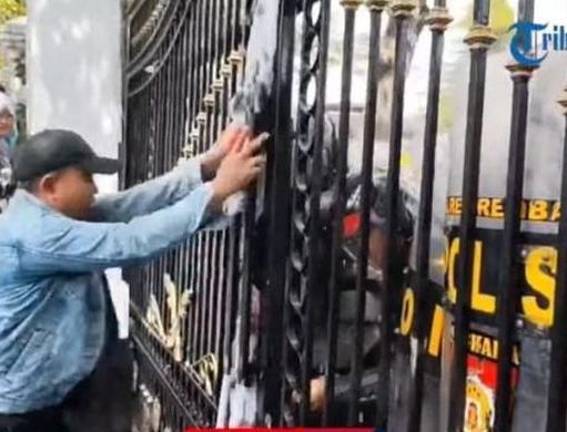 Demo Pati Ricuh, 100 Ribu Massa Demo Turun Ke Jalan