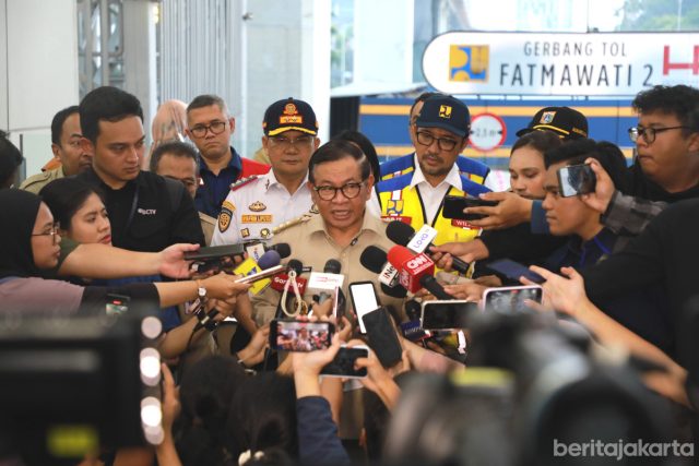Gubernur DKI Jakarta, Pramono Anung memberikan keterangan kepada media di Stasiun MRT Fatmawati