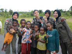 Bersama Anak-Anak Nduga Polwan Satgas Ops Damai Cartenz Berikan Sentuhan Humanis