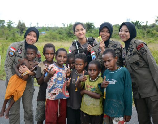 Bersama Anak-Anak Nduga Polwan Satgas Ops Damai Cartenz Berikan Sentuhan Humanis