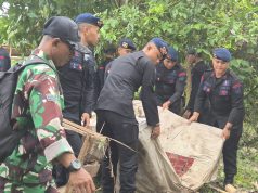 Polisi Turun Bantu Warga Bersih-Bersih Lokasi Pasca Bencana Banjir Bali