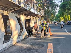 Pos Polisi yang Dibakar Massa di Surabaya, Warga dan Ojol Kompak Membersihkan