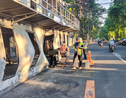 Pos Polisi yang Dibakar Massa di Surabaya, Warga dan Ojol Kompak Membersihkan