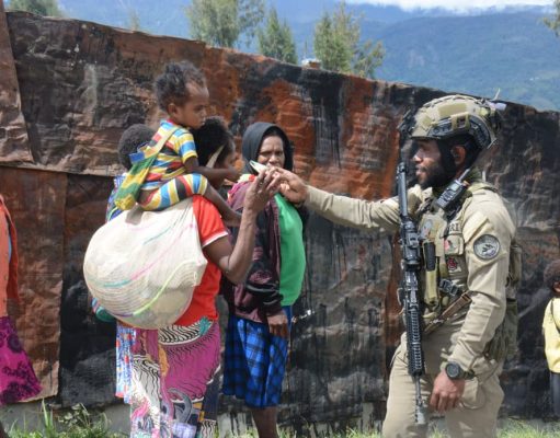 Satgas Ops Damai Cartenz Jalin Kedekatan Bersama Masyarakat di Pasar Baru Sugapa, Intan Jaya