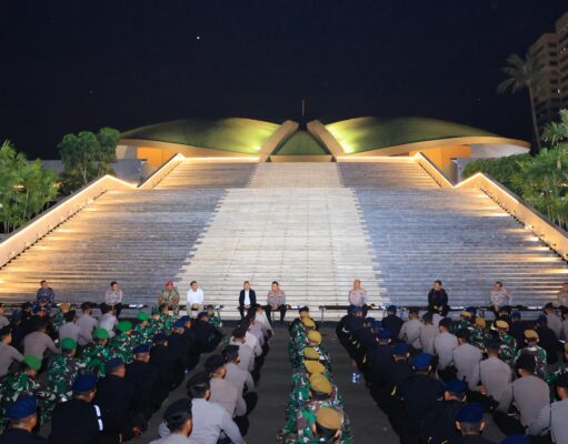 Kapolri Makan Malam Bersama dan Beri Motivasi Pasukan Pengamanan DPR/MPR RI