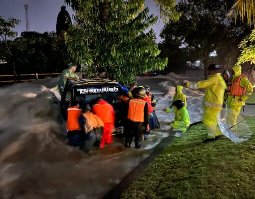 Polda Bali Dan Jajaran Evakuasi Korban Banjir yang Mengepung Denpasar Badung