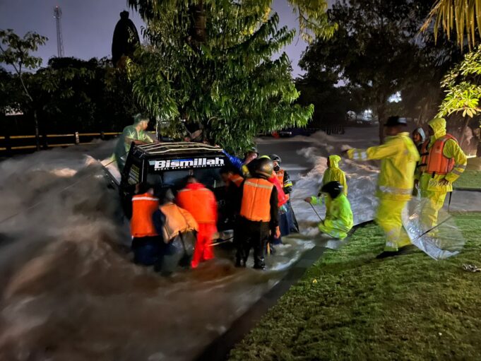 DenpasarBadungDikepungBanjirPoldaBaliDanJajaranEvakuasiKorban_143130 (1)