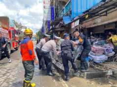 Ditlantas Polda Bali Turun Bersihkan Lumpur di Jalan Terdampak Banjir