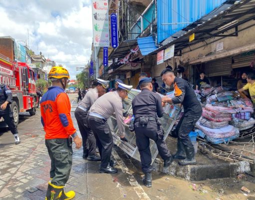 Ditlantas Polda Bali Turun Bersihkan Lumpur di Jalan Terdampak Banjir