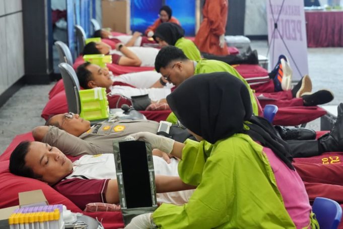 Donor-Darah-Korlantas-Polri-1170x782 Sambut Hari HUT ke-70 Lalu Lintas Bhayangkara, Korlantas Polri menggelar kegiatan Bakti Kesehatan Donor Darah di Aula Madellu, Korlantas Polri, pada Jumat (12/9/2025)
