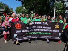 Komunitas Ojol Tidak Mau Terprovokasi, Bagikan Ribuan Mawar Untuk Anggota Polri dan TNI di Sekitar Monas