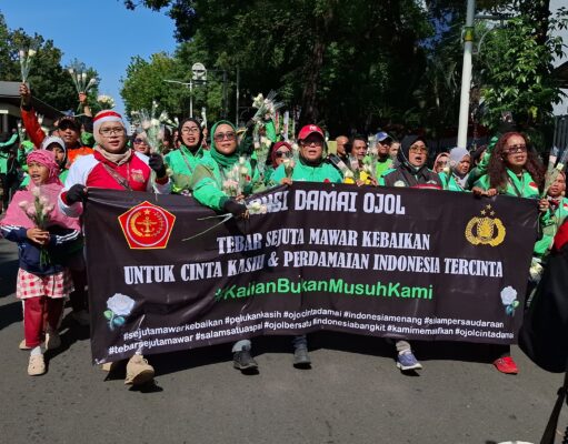 Komunitas Ojol Tidak Mau Terprovokasi, Bagikan Ribuan Mawar Untuk Anggota Polri dan TNI di Sekitar Monas