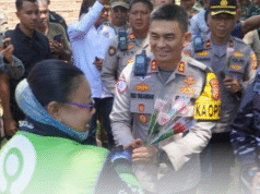 Komunitas Ojol Cirebon Berikan Bunga Mawar kepada Kapolres sebagai Bentuk Solidaritas