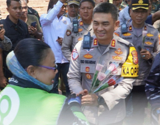 Komunitas Ojol Cirebon Berikan Bunga Mawar kepada Kapolres sebagai Bentuk Solidaritas