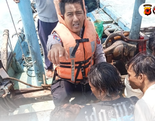 Berkat Evakuasi Cepat Polisi, Semua Awak Perahu Terbalik Selamat