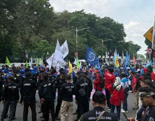 Brimob Polda Metro Jaya Amankan Aksi Unjuk Rasa di Silang Monas Barat Daya