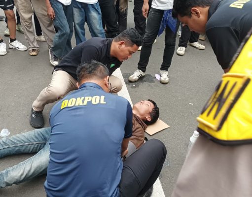 Polisi Sigap Berikan Pertolongan pada Peserta Demo yang Alami Kejang