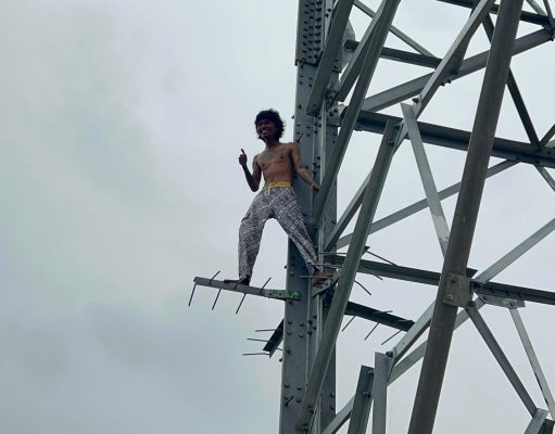 Respon Cepat Polisi Lapor Hotline 110: “Warga Koja Geger Pemuda Diduga Depresi Panjat Tower Sutet 70 Meter”