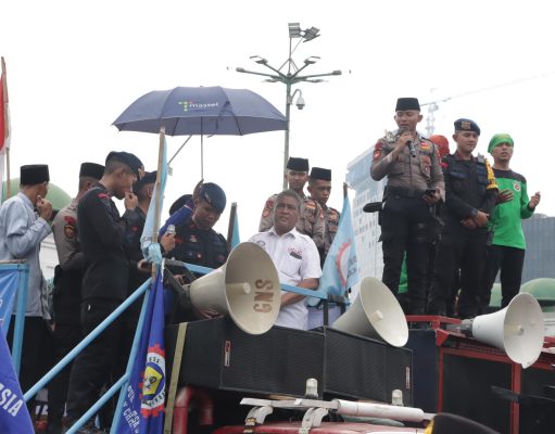 Aksi Simpatik Ciptakan Suasana Sejuk, Polisi dan Buruh Sholawatan Bersama di Depan Gedung DPR-RI