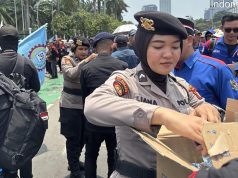 Polwan Negosiator Polda Metro Jaya Bagikan Air Mineral ke Peserta Unras di DPR/MPR