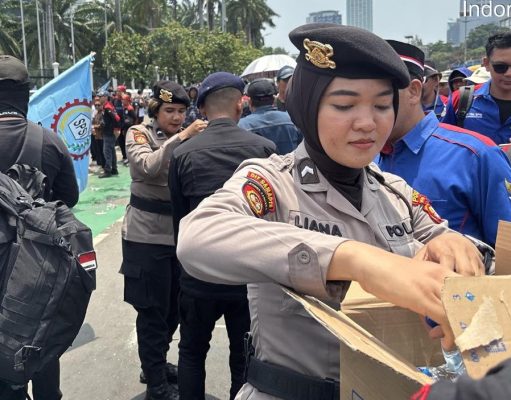 Polwan Negosiator Polda Metro Jaya Bagikan Air Mineral ke Peserta Unras di DPR/MPR