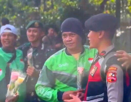 Ratusan Pengemudi Ojol Gelar Aksi Damai Tebar Mawar di Kawasan Monas