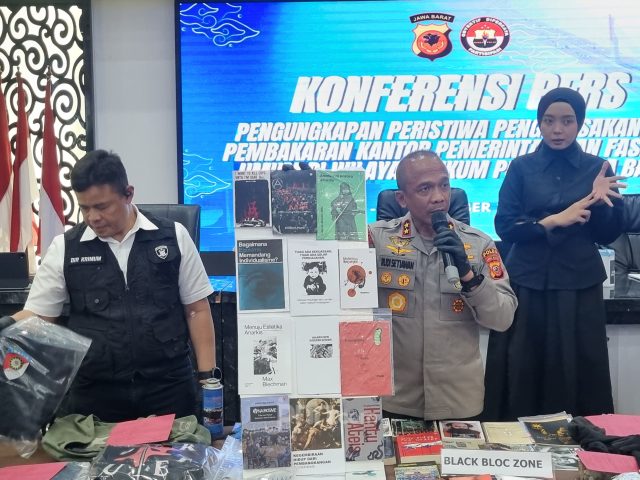 kapolda-jabar-irjen-pol-rudi-setiawan-menunjukkan-barang-buk-qxhk_821692