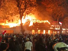 Gedung Cagar Budaya Grahadi Dibakar Massa dan Dijarah Isinya