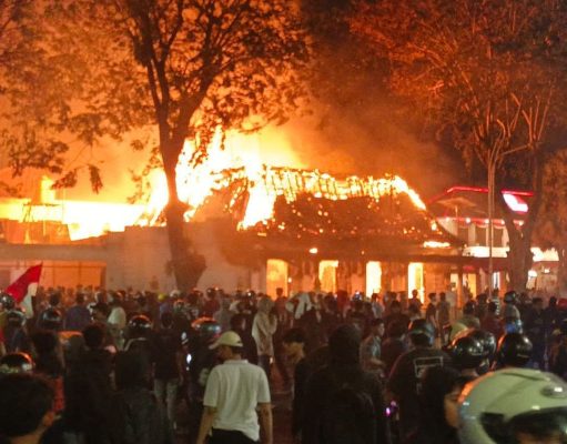 Gedung Cagar Budaya Grahadi Dibakar Massa dan Dijarah Isinya