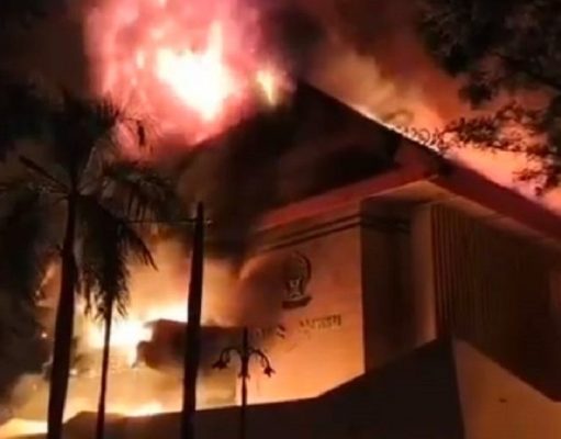 Gedung DPRD Sulsel Dibakar Massa Damkar Tertahan Massa