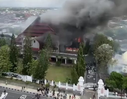 Gedung DPRD NTB Dibakar Massa Aksi