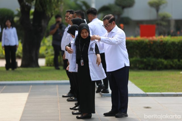 Pramono Anung menyematkan rompi sebagai tanda pelepasan pasukan putih
