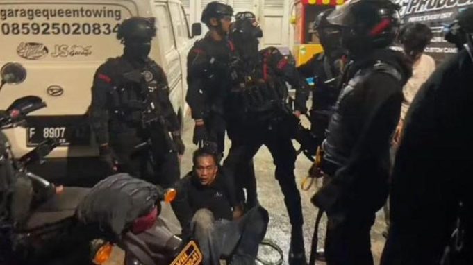 Dua-pelaku-tawuran-yang-menyebabkan-anggota-Polri-dibacok-diamankan-oleh-tim-p_954255