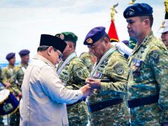 Anugerahkan Tanda Kehormatan, Presiden Prabowo Hadiri Presidential Inspection di KRI dr. Radjiman Wedyodiningrat (RJW-992)