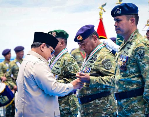 Anugerahkan Tanda Kehormatan, Presiden Prabowo Hadiri Presidential Inspection di KRI dr. Radjiman Wedyodiningrat (RJW-992)