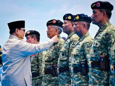 Presiden Prabowo Anugerahkan Pangkat Istimewa kepada 11 Purnawirawan TNI di KRI dr. Radjiman Wedyodiningrat