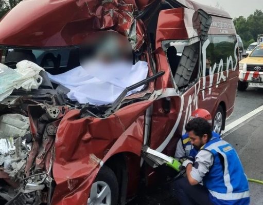Minibus Travel Tabrak Truk di Tol Cipularang, Satu Tewas dan Sembilan Luka