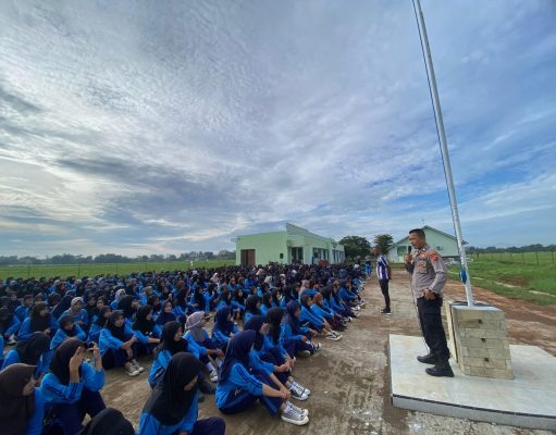Polsek Anjatan Sosialisasi Bahaya Narkoba dan Kenakalan Remaja di SMK N 1 Anjatan