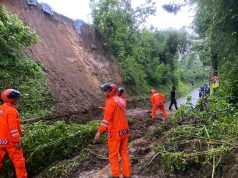 Longsor di Jalan Ciputri Lembang, Tim SAR Brimob Jabar Bersihkan Material Hingga Akses Kembali Normal