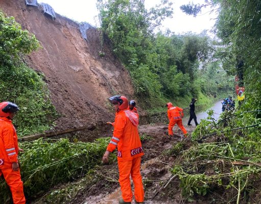 Longsor di Jalan Ciputri Lembang, Tim SAR Brimob Jabar Bersihkan Material Hingga Akses Kembali Normal