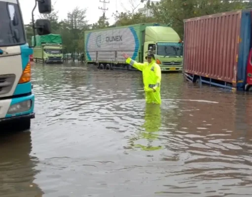 Banjir Masih Rendam Kaligawe Semarang, Ini Rute Aman Pengalihan Arus