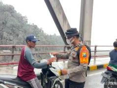 Masker Dibagikan ke Warga Terdampak Abu Vulkanik Semeru