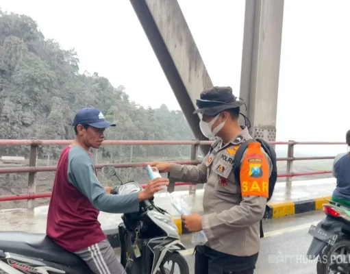 Masker Dibagikan ke Warga Terdampak Abu Vulkanik Semeru