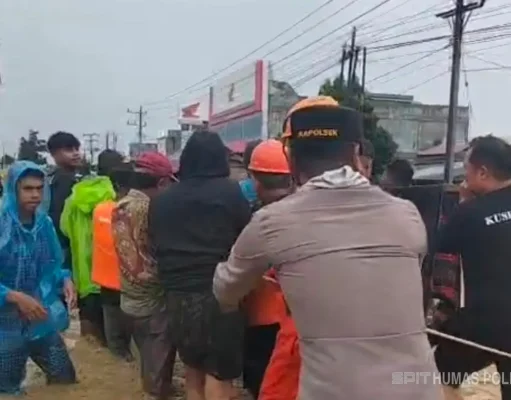 Evakuasi Dua Jenazah Korban Banjir Bandang di Nibong Aceh Utara