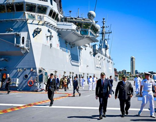 Didampingi PM Albanese, Presiden Prabowo Tinjau Kapal HMAS Canberra
