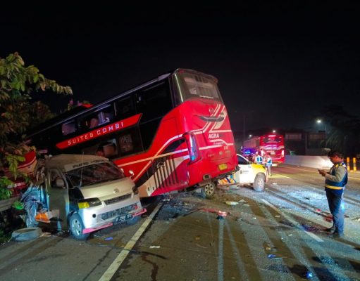 5 Orang Tewas Dalam Kecelakaan Beruntun Dini Hari di KM 72.500 Purwakarta