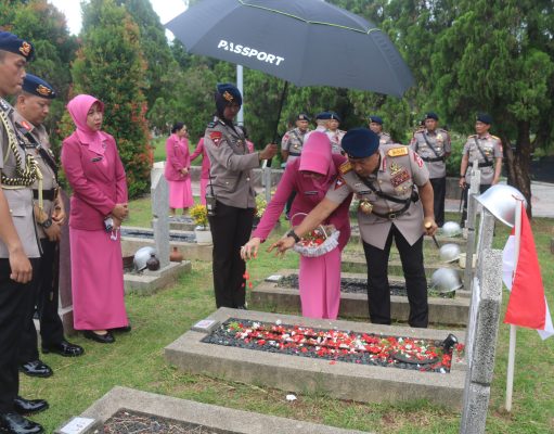 Tabur Bunga di TMP Kalibata, Brimob Metro Jaya Mengikuti Rangkaian Ziarah