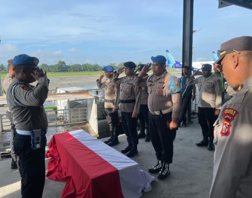 Polres Tolikara Ikut Menjemput Jenazah Almarhum Bripka Laode Abdul Salman di Jayapura